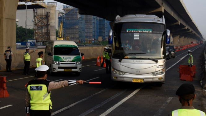 Razia Kendaraan Hendak Mudik di Tol Jakarta-Cikampek