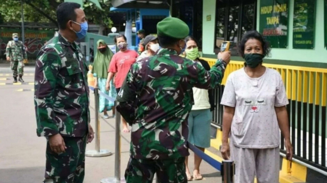 VIVA MILITER: Pembagian Beras Gratis Tetap Gunakan Prosedur Kesehatan