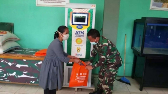 VIVA MILITER: ATM Beras Si Komandan Diterima Dengan Baik Oleh Warga