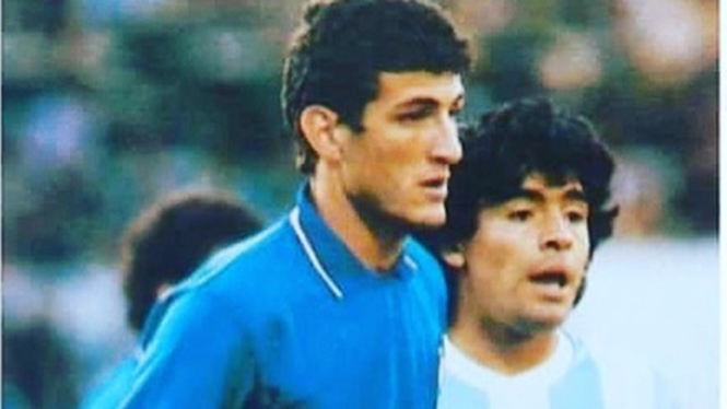 Diego Maradona dan Ciro Ferrara dalam sebuah pertandingan