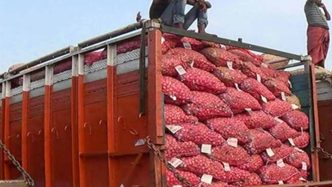 Truk berisi bawang bombai