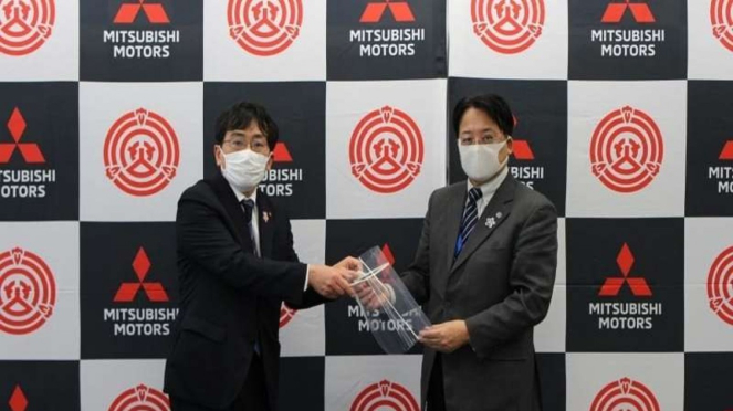 Mitsubishi Motors Corporation produksi dan sumbangkan alat pelindung wajah