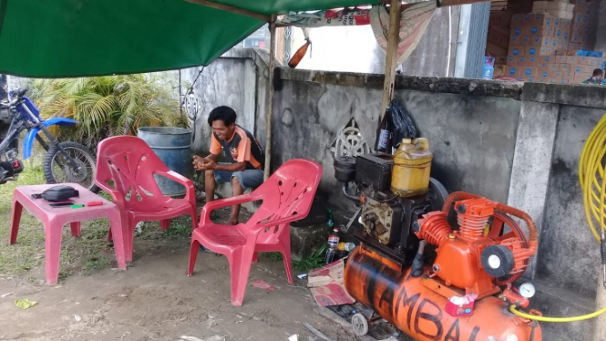 Daeng Andar tukang tambal ban di Kota Nagabang yang merasakan dampak Covid-19