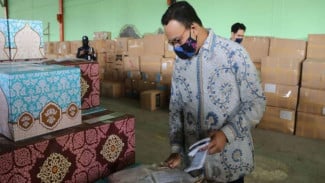 Anies Baswedan cek stok masker yang akan dibagikan gratis
