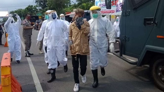 ODP terjaring petugas di check point Bundaran Waru, Surabaya, Jawa Timur, pada Rabu, 29 April 2020.