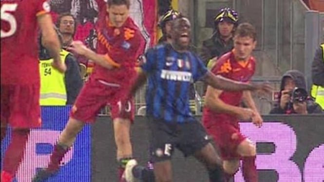 Francesco Totti tendang Mario Balotelli