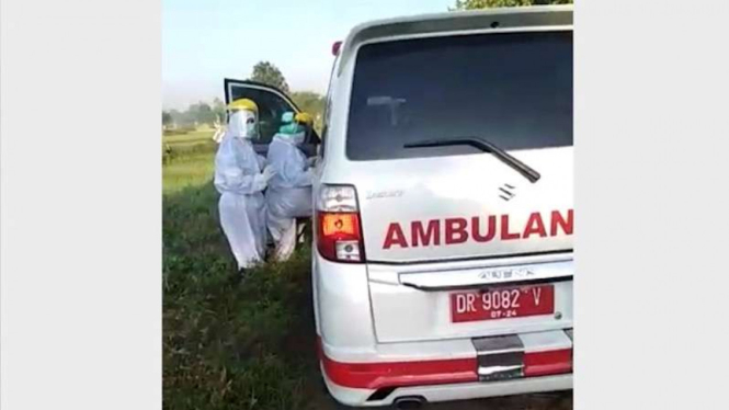 Tangkapan layar video saat pasien virus corona berinisial LS diamankan tim medis di Lombok Tengah