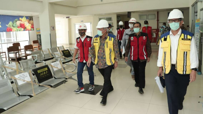 Menteri Pekerjaan Umum dan Perumahan Rakyat Basuki Hadimuljono memeriksa proses pembangunan gedung Rumah Sakit Akademik Universitas Gadjah Mada (RSA UGM) di Yogyakarta.