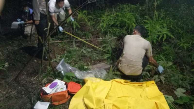 Polisi melakukan olah TKP di tempat penemuan kerangka manusia di Jambi.