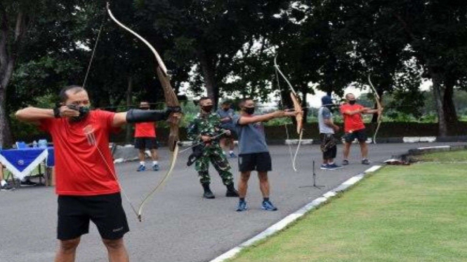 VIVA MILITER: TNI AL Ngabuburit Sambil Latihan Memanah