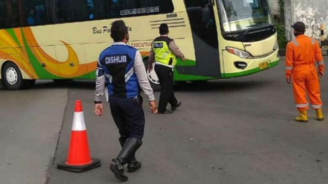 Bus pembawa rombongan pemudik dari Jakarta terjaring razia di Semarang, Jateng.
