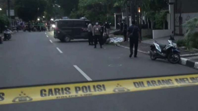 Polisi melakukan olah TKP perampokan sopir taksi online, di Pulogadung, Jaktim.
