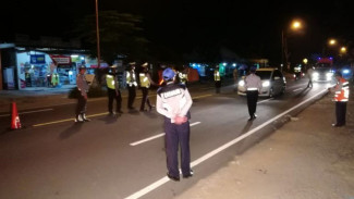 Memberi Tahu Kendaraan Lain di Depan Ada Razia, Bisa Ditilang