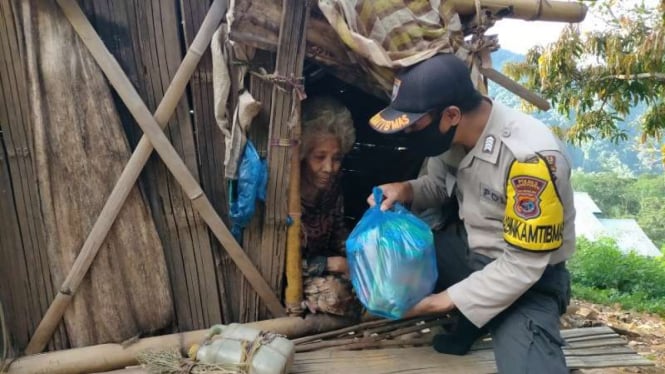 Nenek Lusia Ueng terima bantuan sembako