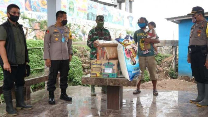 Bantuan sembako untuk warga di Kampung Babakan Leuwi Bandung, Jawa Barat.