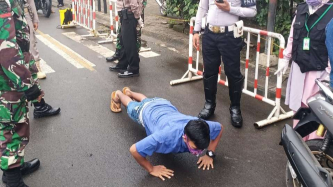 Aparat menghukum sejumlah orang pelanggar aturan Pembatasan Sosial Berskala Besar (PSBB) di Kabupaten Tangerang, Banten, Minggu, 3 Mei 2020.