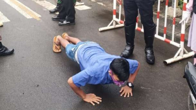 Pelanggar PSBB di Tangerang dihukum push up.