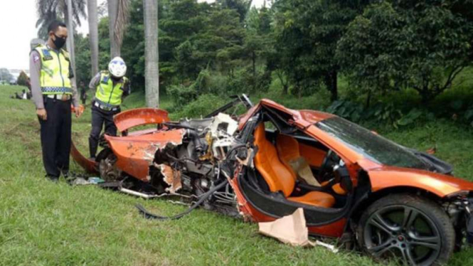 Sebuah mobil super Mclaren berwarna oranye dilaporkan kecelakaan tunggal di Kilometer 43.00 jalur B jalan tol Jagorawi, Bogor, Jawa Barat, pada Minggu siang, 3 Mei 2020.