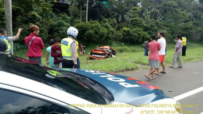 Sebuah mobil super Mclaren berwarna oranye dilaporkan kecelakaan tunggal di Kilometer 43.00 jalur B jalan tol Jagorawi, Bogor, Jawa Barat, pada Minggu siang, 3 Mei 2020.