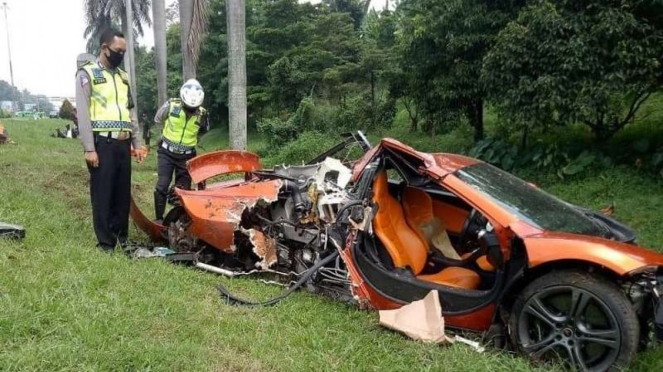 Mobil McLaren MP4-12C yang terlibat kecelakaan tunggal di Tol Jagorawi.