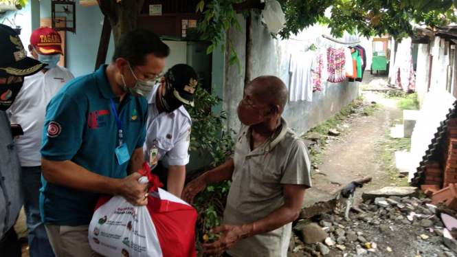 Menteri Sosial Juliari Batubara mendistribusikan bantuan paket sembako kepada warga terdampak wabah virus corona atau covid-19 di Jakarta, Minggu 3 Mei 2020. (Foto ilustrasi)