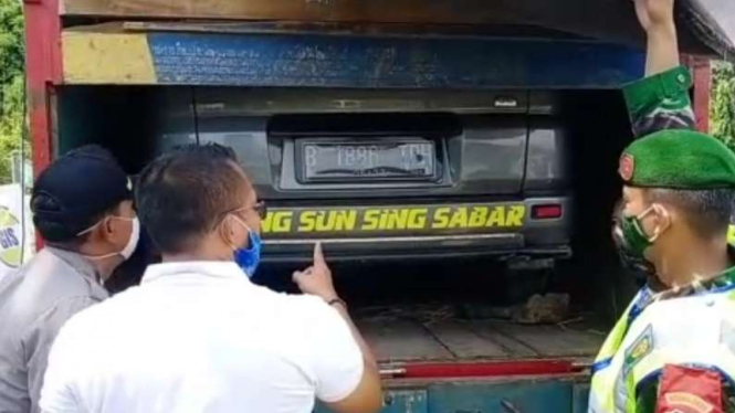 Petugas gabungan merazia kendaraan-kendaraan untuk mencegah masyarakat mudik dan menemukan satu mobil dimuat truk di Kota Cilegon, Banten, Minggu, 3 Mei 2020.