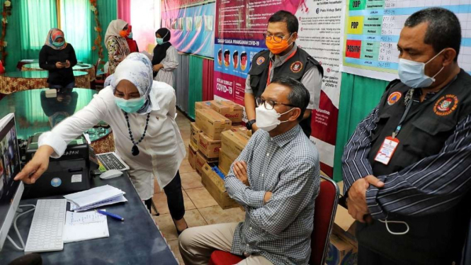 Gubernur Sulawesi Selatan Nurdin Abdullah saat berada di Posko Induk Info Covid-