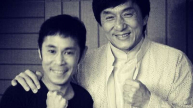 Okamura bersama Jackie Chan.