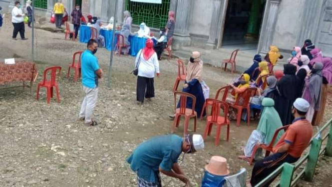 Sejumlah warga menjalani pemeriksaan secara cepat (rapid test) untuk memastikan terinfeksi atau tidak virus corona di Kabupaten Merangin, Jambi, Minggu, 3 Mei 2020.