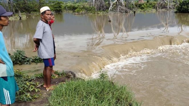 Tambak ikan warga di desa Bega, Kecamatan Poso Pesisir terendam banjir.