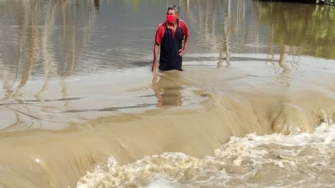 Tambak ikan warga di desa Bega, Kecamatan Poso Pesisir terendam banjir.