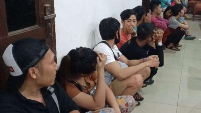  Puluhan pasangan muda-mudi diamankan di Mako Polsek Medan Kota.