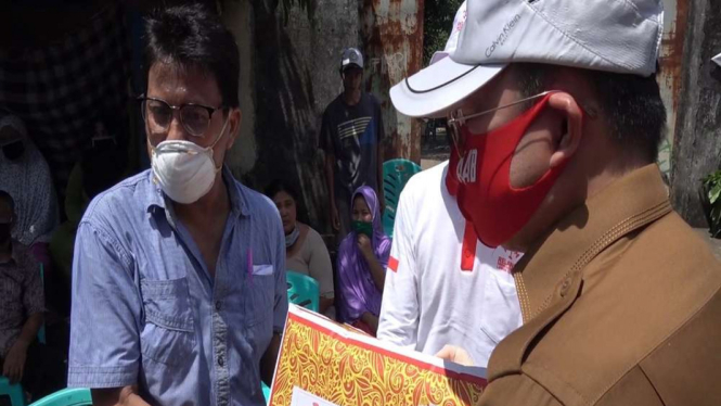 Bantuan masker dan sembako dibagikan ke warga di Makassar, Sulawesi Selatan