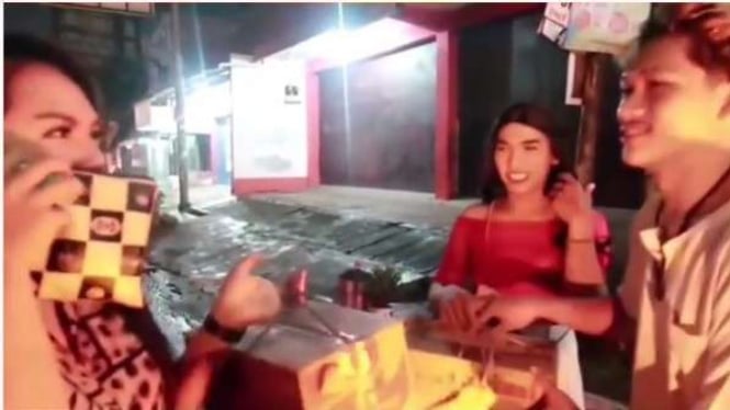 Viral Youtuber Ferdian Pelaka membagikan sembako berisi sampah.