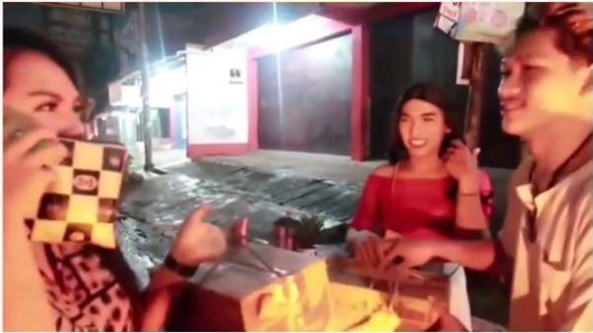 Aksi youtuber Ferdian Paleka memberikan sambako berisi sampah kepada dua waria.