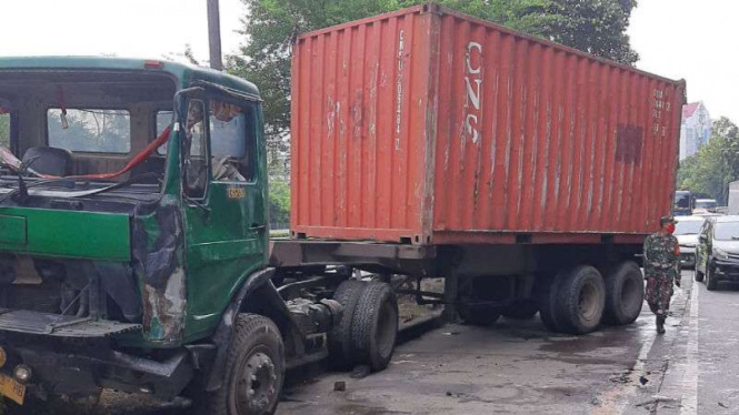 Truk melintang di Jalan Letjen S Parman, Jakarta  Barat, Senin, 4 Mei 2020.