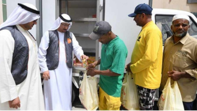 Pembagian makanan secara gratis di Dubai, Uni Emirat Arab. 