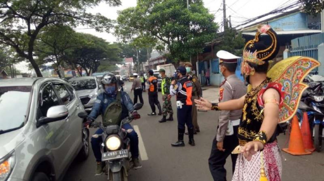 Petugas check point PSBB palai kostum tokok daerah.