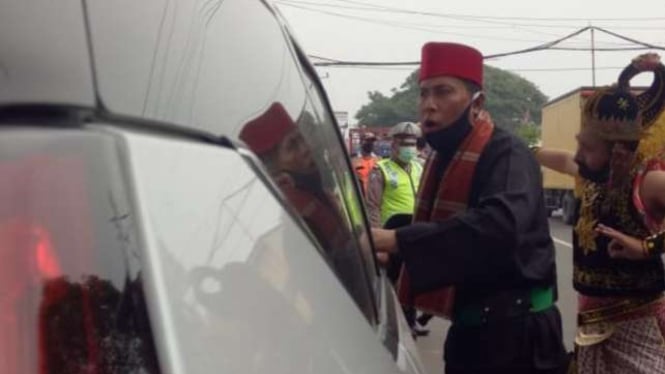 Petugas check point PSBB palai kostum tokoh daerah.