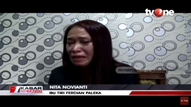Nita Novianti, ibu tiri Ferdian Paleka meminta maaf sambil menangis.