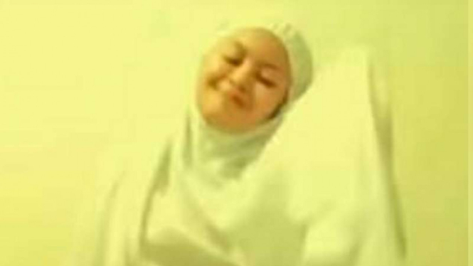 Wanita muda di Lombok membuat video TikTok salat sambil berjoget.