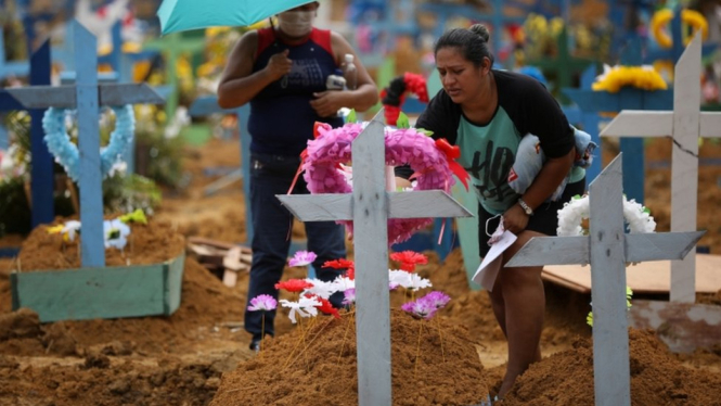 Virus corona membuat kota Manaus kewalahah, dengan orang-orang yang meninggal akivat virus corona dimakamkan di pemakaman massal.-Reuters
