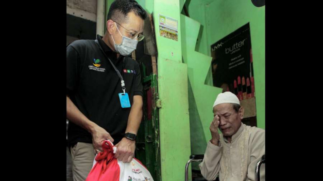 Mensos berikan bantuan sosial (bansos) sembako dari Presiden sebanyak 395  untuk warga di RT12/RW 01 di Cipete Utara, Kebayoran Lama, Jakarta Selatan, Selasa (5/5).