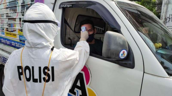 Petugas Polres Gowa memeriksa suhu badan pengendara di masa PSBB pandemi virus corona.