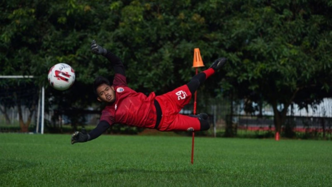 Kiper Persija Jakarta, Adixi Lenzivio