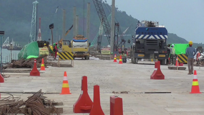 Aktivitas PT. WIKA membangun Pelabuhan Kijing. Gugus tugas tengah menyisir para karyawan yang bertempat tinggal di luar kompleks perusahaan
