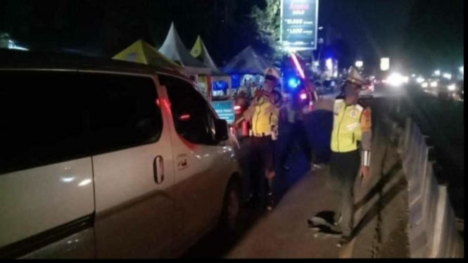 Mobil travel membawa pemudik keluar Jakarta disetop polisi. (ilustrasi)