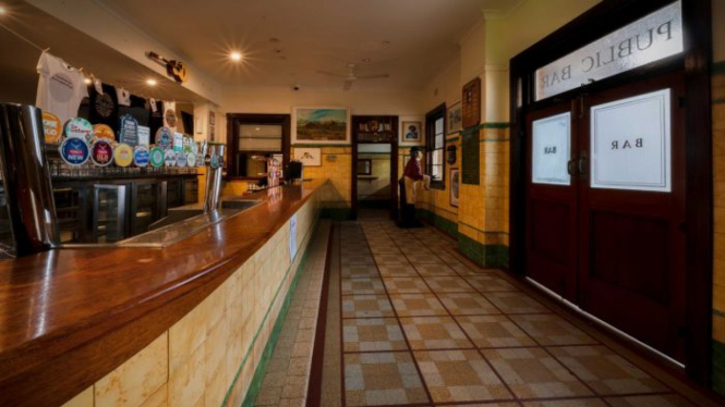 Pemilik bar dan restoran di Australia khawatir kalau mereka buka lagi tapi tidak ada yang datang karena warga masih takut keluar rumah.