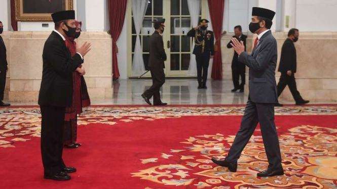 Presiden Joko Widodo (kanan) memberikan salam kepada Kepala Badan Nasional Penanggulangan Terorisme (BNPT) yang baru dilantik Irjen Pol Boy Rafi Amar (kiri) usai upacara pelantikan di Istana Negara, Jakarta, Rabu (6/5/2020). 