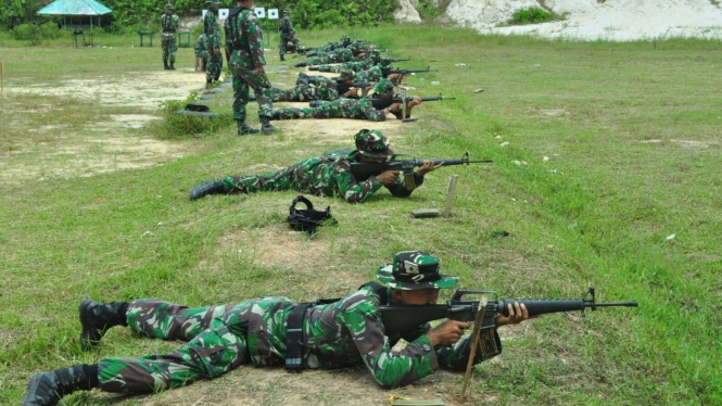 VIVA Militer: Prajurit TNI AD Adakan Latihan Menembak